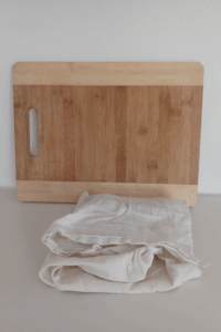 Holzbrett und Baumwolltuch
