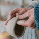 einen Becher töpfern